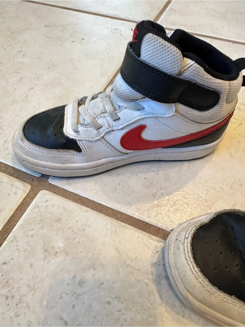 Nike Sz 12 Kids High-Top Sneakers in White, Black & Red